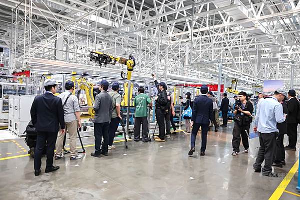 打造数智·零碳新能源超级工厂广汽本田全新纯电P7下线