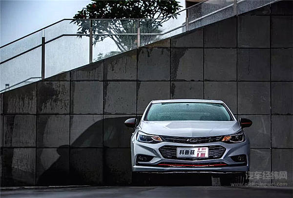 冲着年轻人来的雪佛兰Redline气场两米八！