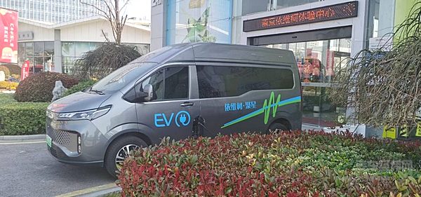 试驾的依维柯聚星EV已经准备到位