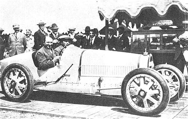 远古时期的布加迪，也有一部让人感到羞耻的赛车