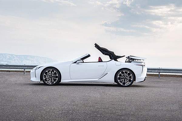 V8大自吸 雷克萨斯LC 500敞篷版一点也不“暴力”