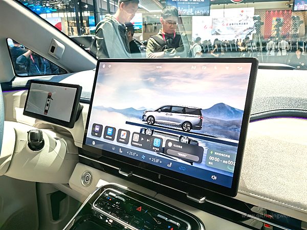 江淮瑞风RF8鸿蒙版上市 有华为就有销量？