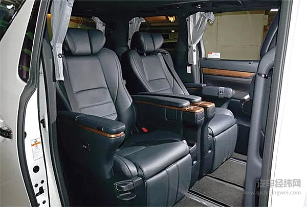 从丰田埃尔法走出来的都是些什么人？