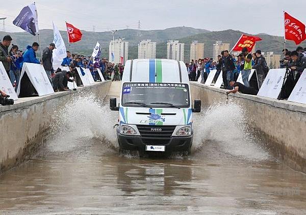 南京依维柯水陆通吃 实乃出行利器！