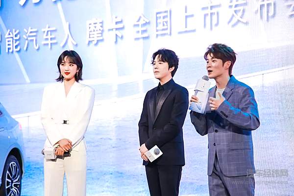 WEY品牌全球代言人，WEY摩卡首席智能体验官姚安娜（左一）；世界顶级钢琴大师、WEY摩卡第521号用户李云迪（左二）