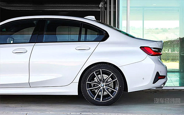 全世界都喜欢它，烂大街的白色车到底有什么好？