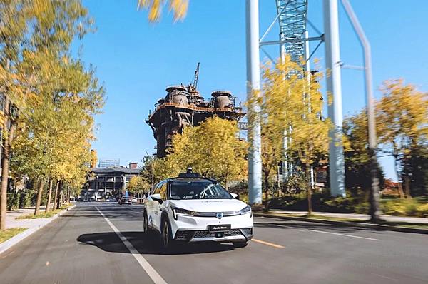 广汽埃安联合百度发布Apollo Moon AION LX前装量产无人车