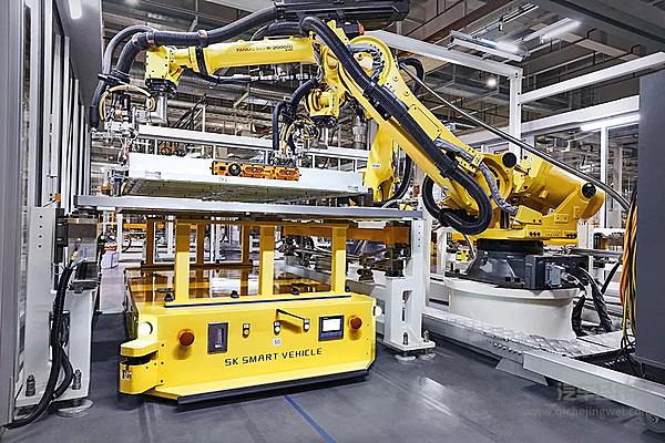 上汽大众安亭MEB工厂采用了多个机械臂