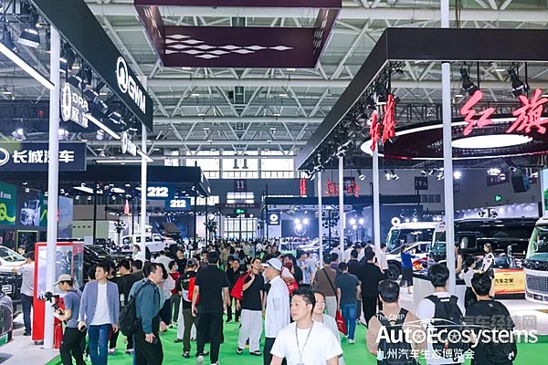 九州汽车生态博览会盛大启幕，首日超10万人前来观展！