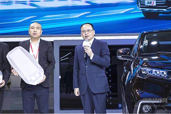 江铃汽车股份有限公司第一执行副总裁-金文辉先生，为客户颁奖