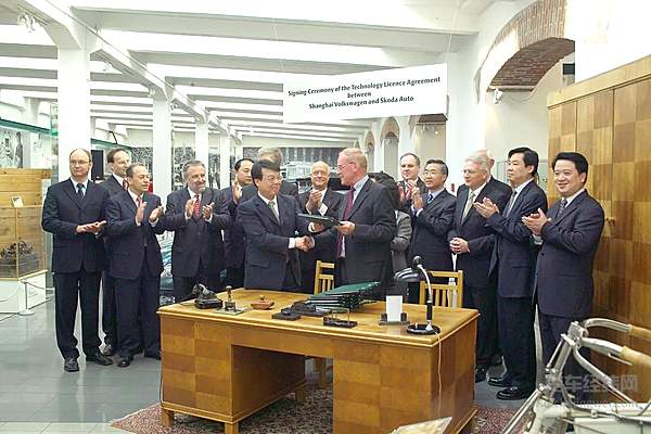 2005年4月，斯柯达和上汽大众在斯柯达博物馆内品牌创始人曾经使用过的办公桌上签署合作协议