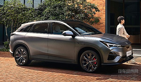 续航都在500公里以上 极狐阿尔法T5与零跑C11哪款更值得入手？