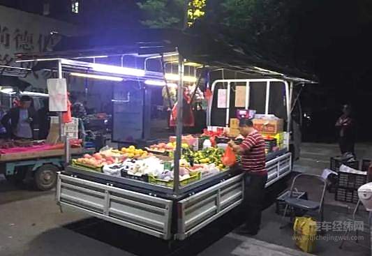 地摊经济走红 看似零门槛但其实也有专业要求！