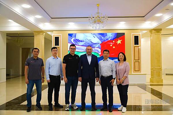 吉扎克州州长萨利耶夫先生会见张军学一行