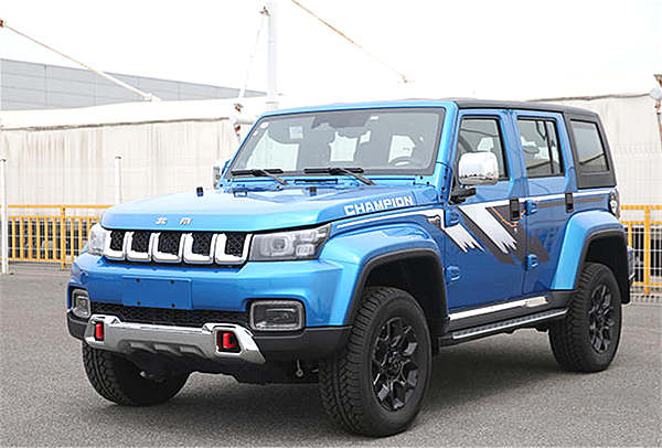 贴上专属标签的北京BJ40 Plus环塔冠军版让“儿子娃娃”们见识一下！