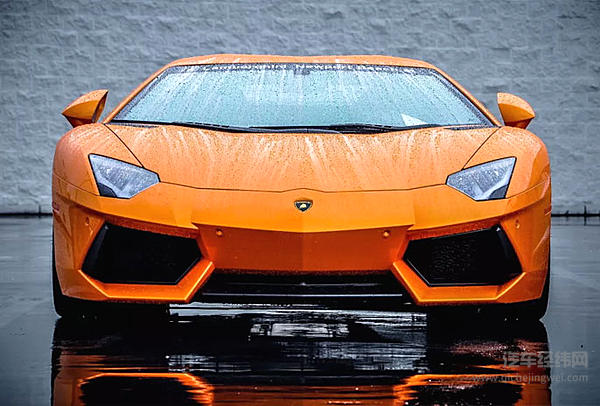 下雨天别开超跑是真有其事，还是这届驾驶员技术不行？