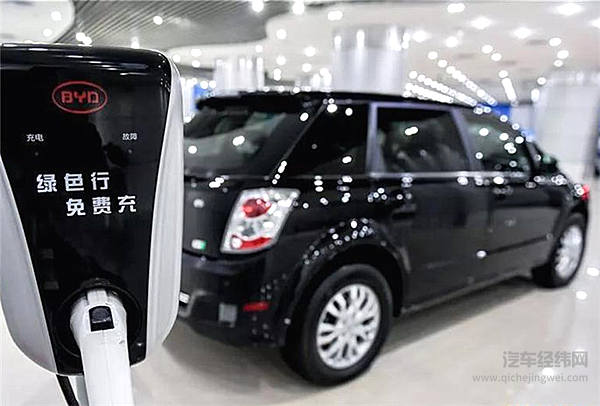 这是在深圳比亚迪总部展厅拍摄的比亚迪新能源汽车和充电桩展品