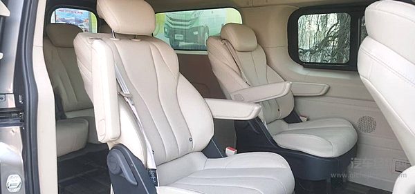 试驾车是7人座的，内饰也很时尚