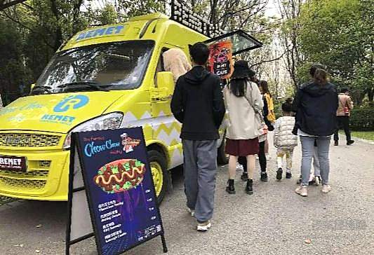 地摊经济走红 看似零门槛但其实也有专业要求！