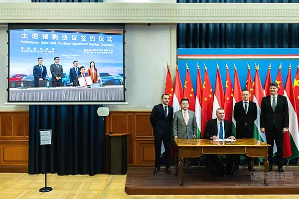 匈牙利政府代表一行及中国驻匈牙利大使龚韬  于匈牙利签约仪式现场合影