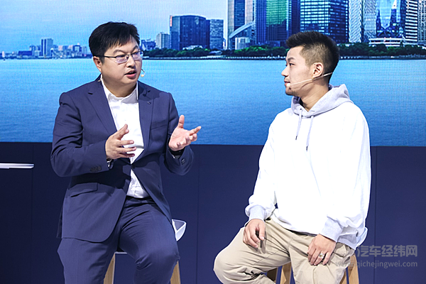 　一汽-大众捷达品牌销售事业部负责人刘洪涛（左）和捷达车主叶先生（右）