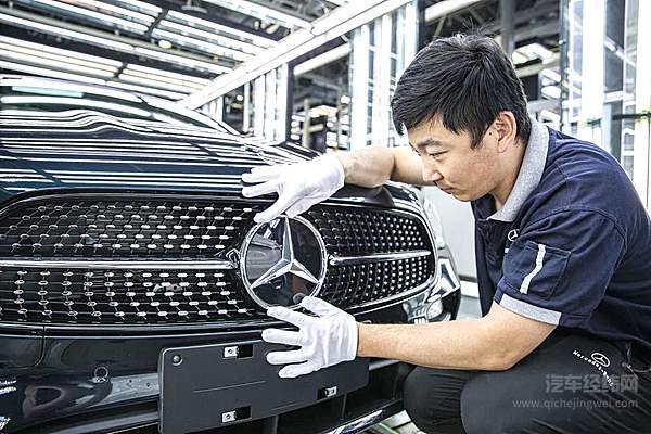 北京奔驰员工为新一代梅赛德斯-奔驰  长轴距E级车安装星徽 