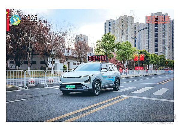 起亚EV5领衔明星车队品质护航 2025盐城马拉松激情开跑