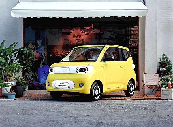 第三代宏光MINIEV215KM青春版4.08万元正式上市