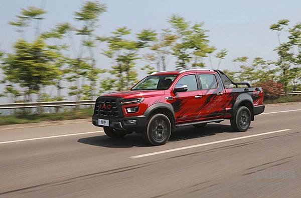 驾驶TA会上瘾 高端悍途皮卡的霸气和高性能很具“攻击性”