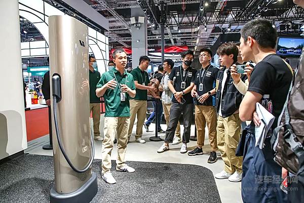 直击上海车展 理想汽车展台有多热闹