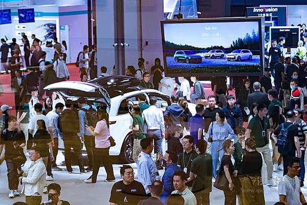 直击上海车展 理想汽车展台有多热闹