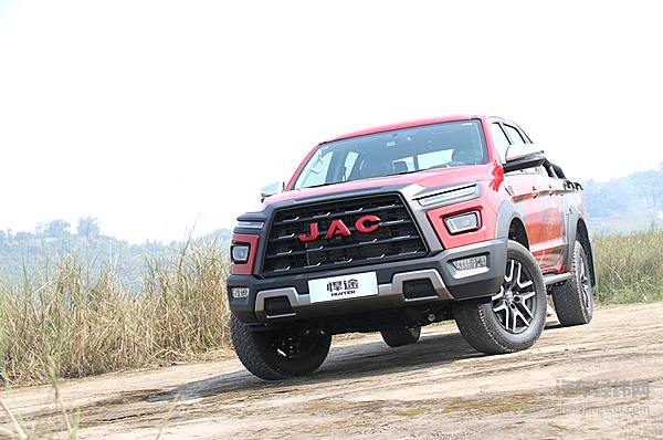 驾驶TA会上瘾 高端悍途皮卡的霸气和高性能很具“攻击性”