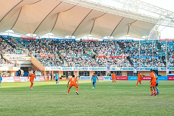 香港明星足球队与奇瑞造车技术专家队为全场球迷带来一场对攻大战