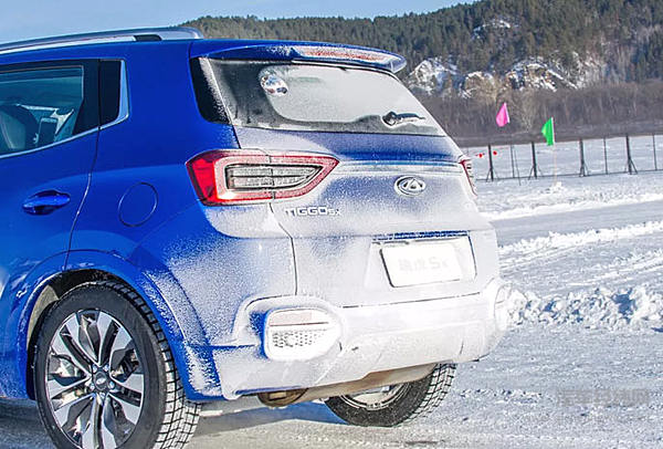 要是不穿两层军大衣，不信你敢来这里耍！