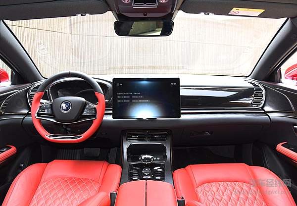 中美新能源车型之争 比亚迪汉比特斯拉Model 3强在哪里？