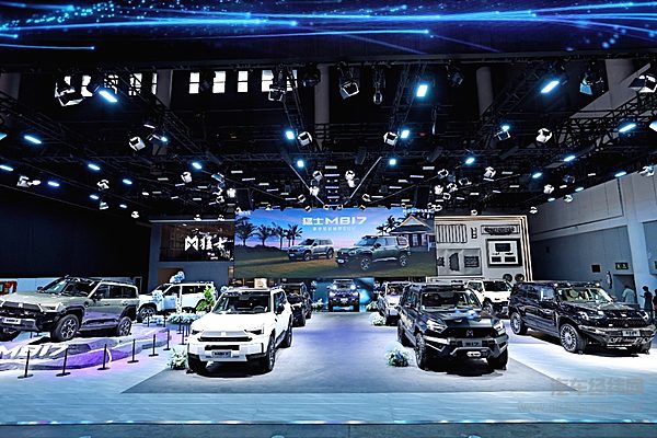 硬派越野遇上华为全家桶 东风猛士M817不简单