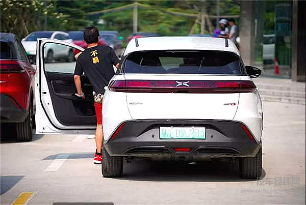 特斯拉再降价，老车主不伤？帮小鹏汽车解了围？