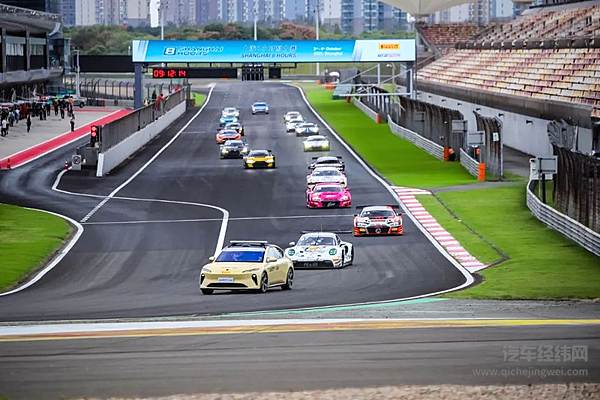 蔚来ET5成为上海8小时耐力赛安全车