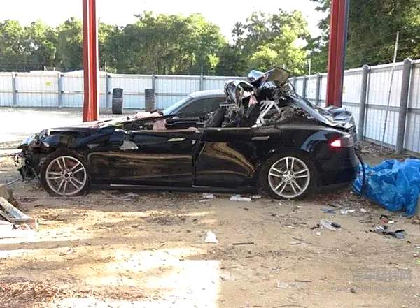 特斯拉“惊魂一撞”再现致命BUG 责任方是谁？