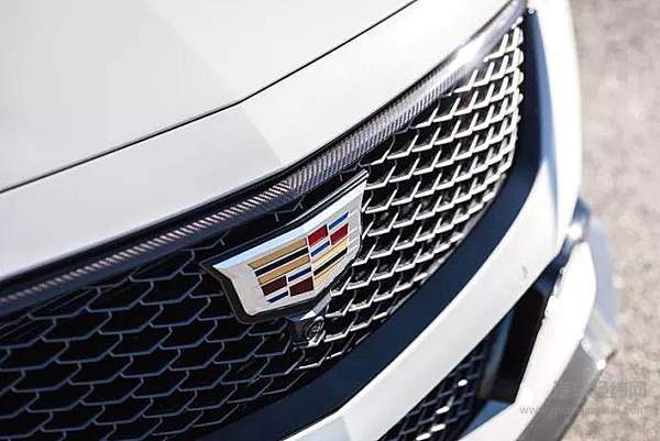 展开一双黑色的翅膀 重新挑战性能极限的凯迪拉克V-Blackwing