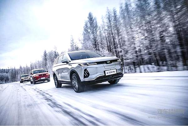威马EX6 Plus集结于中国最北的呼伦贝尔根河，成为中国首个成功挑战最高纬度冬季穿越的纯电动车型