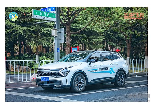 起亚EV5领衔明星车队品质护航 2025盐城马拉松激情开跑