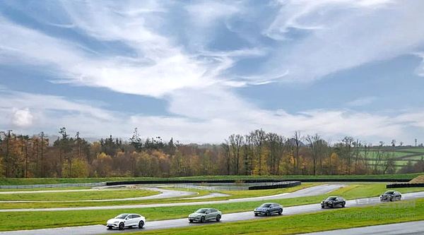 媒体在英国专业赛道试驾海豹