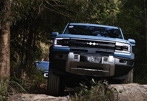 两种不同的越野风格 坦克400 Hi4-T和豹5哪一款更值得入手？