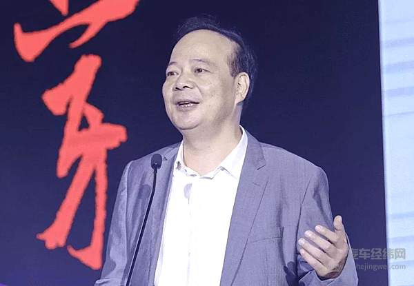 他38岁博士才毕业 如今靠卖电池成了香港新首富