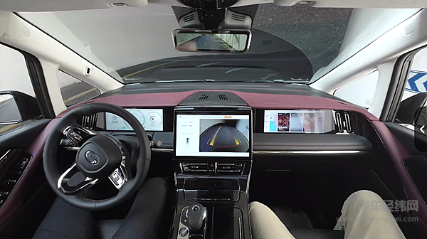 传祺新能源E9宗师正在进行自动泊车