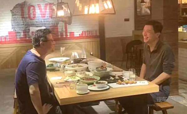 　　丁磊（左）、李彦宏（右）