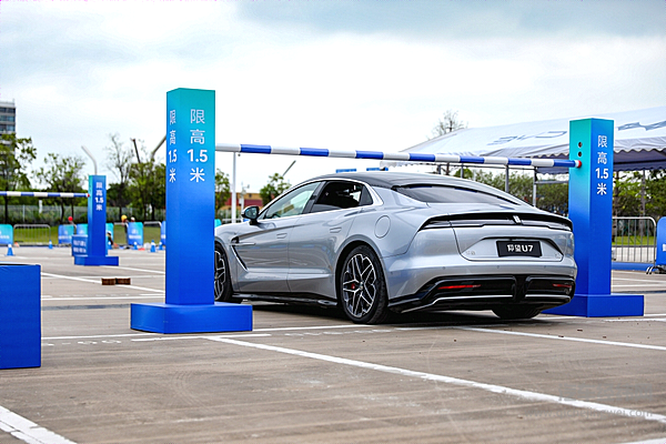 粤港澳车展仰望全车系齐亮相 仰望U8L全新车色首发