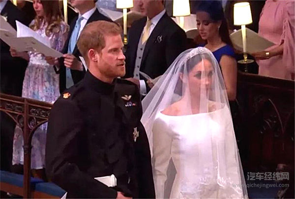 哈里王子大婚，英女王将劳斯莱斯让给孙媳！自己坐宾利