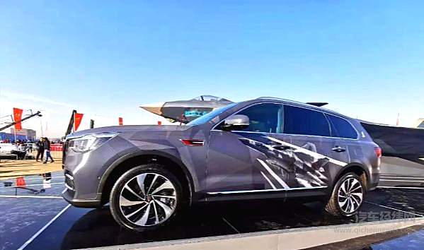 新红旗HS7与歼20同台 满满的CP感！